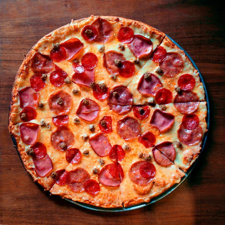 Salami pizza